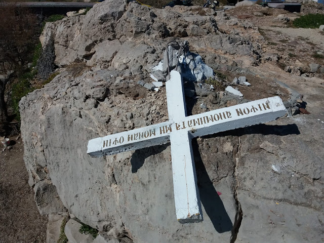Επίθεση κατά της Ορθοδοξίας: Αλλόθρησκοι γκρέμισαν σταυρό στην Λέσβο – Ενοχλούσε ΜΚΟ και μετανάστες! - Φωτογραφία 1