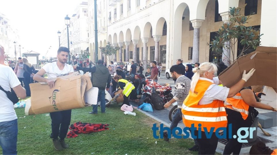 Οι μετανάστες καθάρισαν πριν φύγουν την πλατεία Αριστοτέλους όπου είχαν κατασκηνώσει - Φωτογραφία 1