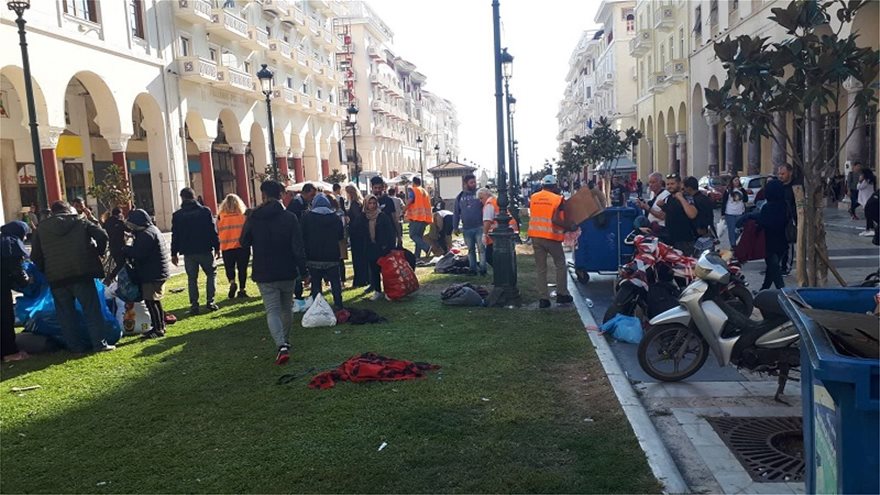 Οι μετανάστες καθάρισαν πριν φύγουν την πλατεία Αριστοτέλους όπου είχαν κατασκηνώσει - Φωτογραφία 2