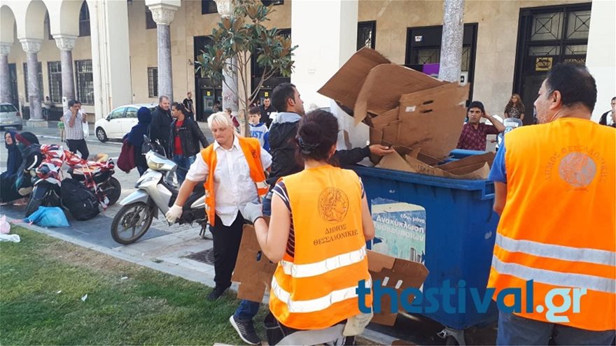 Οι μετανάστες καθάρισαν πριν φύγουν την πλατεία Αριστοτέλους όπου είχαν κατασκηνώσει - Φωτογραφία 3