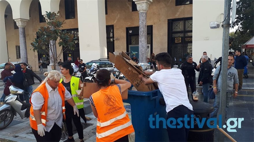 Οι μετανάστες καθάρισαν πριν φύγουν την πλατεία Αριστοτέλους όπου είχαν κατασκηνώσει - Φωτογραφία 4