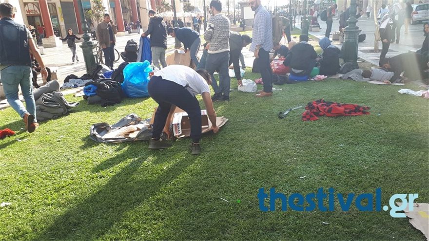 Οι μετανάστες καθάρισαν πριν φύγουν την πλατεία Αριστοτέλους όπου είχαν κατασκηνώσει - Φωτογραφία 8
