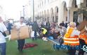 Οι μετανάστες καθάρισαν πριν φύγουν την πλατεία Αριστοτέλους όπου είχαν κατασκηνώσει - Φωτογραφία 1