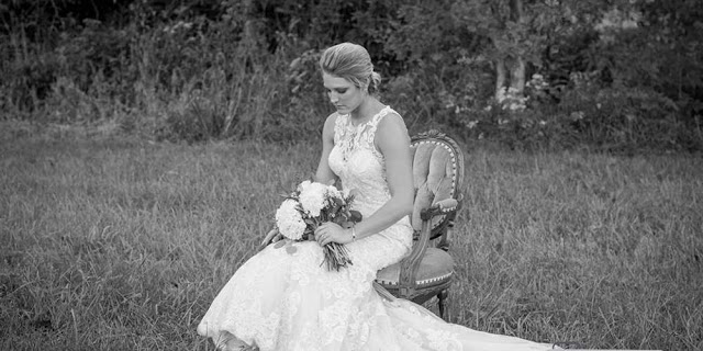 Σπαρακτικό: Γάμο στον τάφο του αγαπημένου της έκανε νεαρή Αμερικανίδα [εικόνες] - Φωτογραφία 1