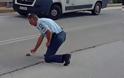 Aστυνομικός βοηθάει χελωνάκι να περάσει τον δρόμο (ΦΩΤΟ)
