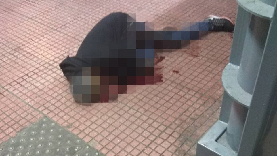 Άγρια σφαγή στην πλατεία Βάθη: Έκοψαν τον λαιμό αλλοδαπού μπροστά στους περαστικούς - Φωτογραφία 1