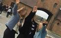 Σάλος για τις τρεις μαθήτριες από την Πολωνία που χαιρέτησαν ναζιστικά στην είσοδο του Άουσβιτς