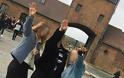 Σάλος για τις τρεις μαθήτριες από την Πολωνία που χαιρέτησαν ναζιστικά στην είσοδο του Άουσβιτς - Φωτογραφία 2