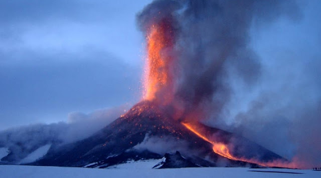 Για κατάρρευση του ηφαιστείου της Αίτνας στο Ιόνιο και τον κίνδυνο τσουνάμι προειδοποιούν επιστήμονες - Φωτογραφία 1