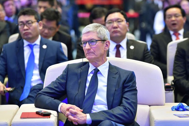 Ο Tim Cook επισκέφθηκε την Κίνα για να αυξήσει τις απογοητευτικές πωλήσεις του iPhone XS - Φωτογραφία 1