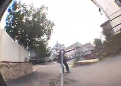 ΣΟΚ! Γνωστός Skateboarder προσέκρουσε σε φορτηγό και γλύτωσε από θαύμα! Δείτε το βίντεο... - Φωτογραφία 1