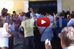 “Είναι αθώος, αφήστε τον ελεύθερο” - Δεκάδες κάτοικοι της Παιανίας στο πλευρό του 24χρονου που σκότωσε τον ληστή που μπήκε στο σπίτι του