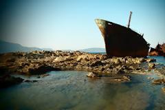 Δώδεκα συγγραφείς σχολιάζουν, επιγραμματικά, τα χαστούκια της ντροπής