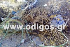 Συνεχίζεται η αδιαφορία του Δήμου Πύργου. Για 10 περίπου μέρες παραμένουν αμάζευτα τα ξερά χόρτα κάτω από το Επαρχείο