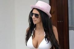 Με λευκό μπικίνι και καυτό σορτς η Γεωργία Σάλπα...