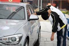 ΔΕΙΤΕ: Την έκανε δική του, αφού την ακουμπούσε για 87 ώρες!