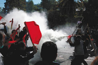 Eπίθεση σε πολίτες που διαμαρτύρονταν για λαθρομετανάστες από ΣΥΡΙΖΑίους και αναρχικούς - Φωτογραφία 1