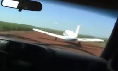 Περιπολικό έπεσε πάνω σε αεροπλάνο!!! - Φωτογραφία 1