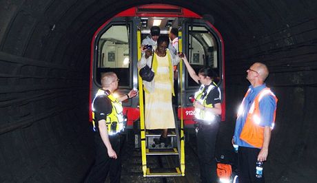 ΔΕΙΤΕ: Υδάτινος εφιάλτης στο μετρό του Λονδίνου - Φωτογραφία 1