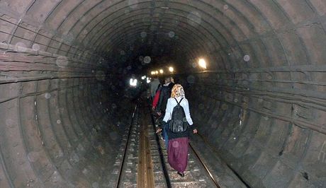 ΔΕΙΤΕ: Υδάτινος εφιάλτης στο μετρό του Λονδίνου - Φωτογραφία 2