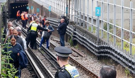 ΔΕΙΤΕ: Υδάτινος εφιάλτης στο μετρό του Λονδίνου - Φωτογραφία 4