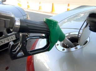 Κλέβουν την βενζίνη απο σταθμευμένα αυτοκίνητα - Φωτογραφία 1