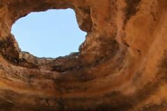 Μαγικό: H παραλία των σπηλιών!