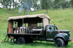 ΦΩΤΟ – ΟΙΚΟΛΟΓΙΚΗ ΔΙΑΜΟΝΗ: Μετέτρεψε πυροσβεστικό όχημα σε… μπάνγκαλοου