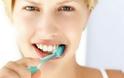 Βούρτσισμα δοντιών τουλάχιστον μισή ώρα μετά το γεύμα συνιστούν οι ειδικοί