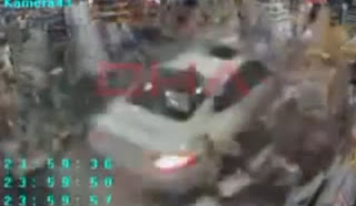 Γυναίκα με Porsche καρφώθηκε μέσα σε βενζινάδικο - VIDEO - Φωτογραφία 1