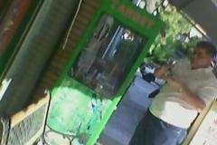 Ο αρχηγός της Χρυσής Αυγής ψαρεύει αρκουδάκια στο μηχάνημα