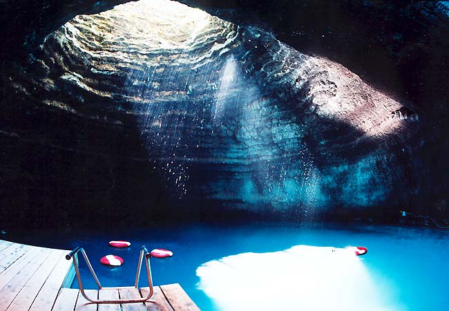 Συναρπαστικό κολύμπι σε υπόγεια πισίνα - Φωτογραφία 5