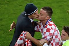 «ΚΑΥΤΟ» ΦΙΛΙ ΣΤΟ ΣΤΟΜΑ ΣΤΟΝ ΜΠΙΛΙΤΣ ΑΠΟ ΟΠΑΔΟ! (PHOTOS)