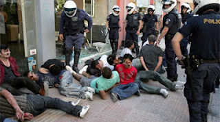 ΣΟΚ προκαλεί ο αριθμός των συλλήψεων και των προσαγωγών από τον απολογισμός εβδομαδιαίων αστυνομικών δράσεων στο κέντρο της Αθήνας - Φωτογραφία 1