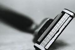 Λουόμενος ξυρίζεται σε ντουζιέρα στην παραλία Λουτρακίου (Κυριακη απόγευμα) με πολύ κόσμο!