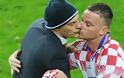 EURO 2012 Οπαδός φίλησε τον προπονητή στο στόμα