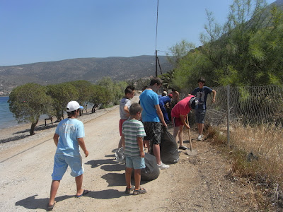 Μικροί και μεγάλοι καθάρισαν την παραλία Αλυκής - Φωτογραφία 3