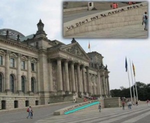 ΑΠΙΣΤΕΥΤΟ: Σύνθημα ελληνικό, δεν πληρώνουμε, στη Γερμανική Βουλή! - Φωτογραφία 1