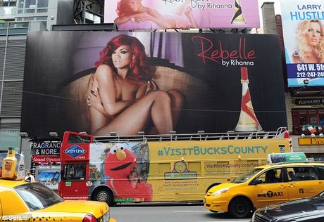 Ολόγυμνη η Rihanna στην Times Square για να μάθουν όσοι λένε ότι έχει double - Φωτογραφία 3