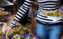4 tips για να τρώτε σωστά σε κοινωνικές εκδηλώσεις