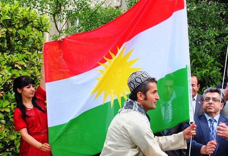 Kurdistan flag waving over EU capital Brussels - Φωτογραφία 2