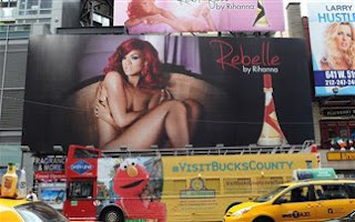 Η Rihanna γυμνή στο... δρόμο - Φωτογραφία 1
