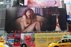 Η Rihanna γυμνή στο... δρόμο