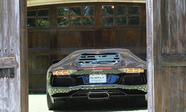 ΔΕΙΤΕ: Κ.KARDASHIAN: Αγοράζει Lamborghini στον Kanye για τα γενέθλιά του! - Φωτογραφία 2