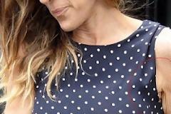 Η χαλαρωμένη μασχάλη και οι ζάρες στο δέρμα της Sarah Jessica Parker!