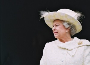Η Βασίλισσα Ελισάβετ τίμησε επιφανείς Ομογενείς - Φωτογραφία 1