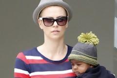 H Charlize Theron ξύρισε όλο το κεφάλι της!