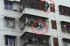 ΣΟΚ: Δίχρονη κρεμάστηκε στο κενό από μπαλκόνι!