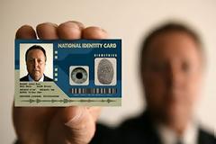 Το υπηρεσιακό υπουργείο ανακοίνωσε την αντικατάσταση της ταυτότητάς μας με νέα («κάρτα του πολίτη»;)