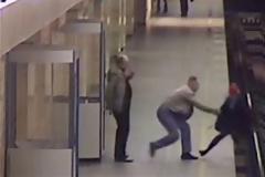 Έσπρωξε γυναίκα στις ράγες του τραίνου!